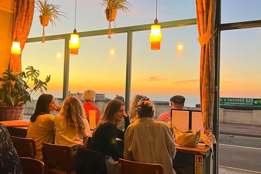 Cosy Coach House Garden Apartment By The Sea, Own Entrance Door, Garden Terrace With Exclusive Rear Door Access & Free Reserved Parking Space Only 2 Mtrs From Your Apt Door! Early Checkin From 3Pm And Late Check Out Till 11Am Available! Broadstairs Exteriér fotografie