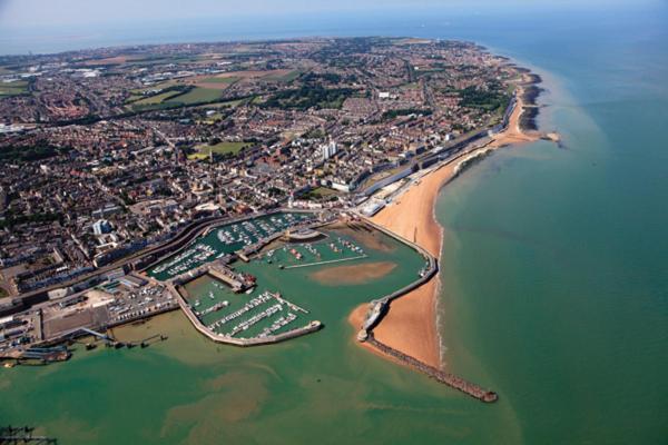 Cosy Coach House Garden Apartment By The Sea, Own Entrance Door, Garden Terrace With Exclusive Rear Door Access & Free Reserved Parking Space Only 2 Mtrs From Your Apt Door! Early Checkin From 3Pm And Late Check Out Till 11Am Available! Broadstairs Exteriér fotografie